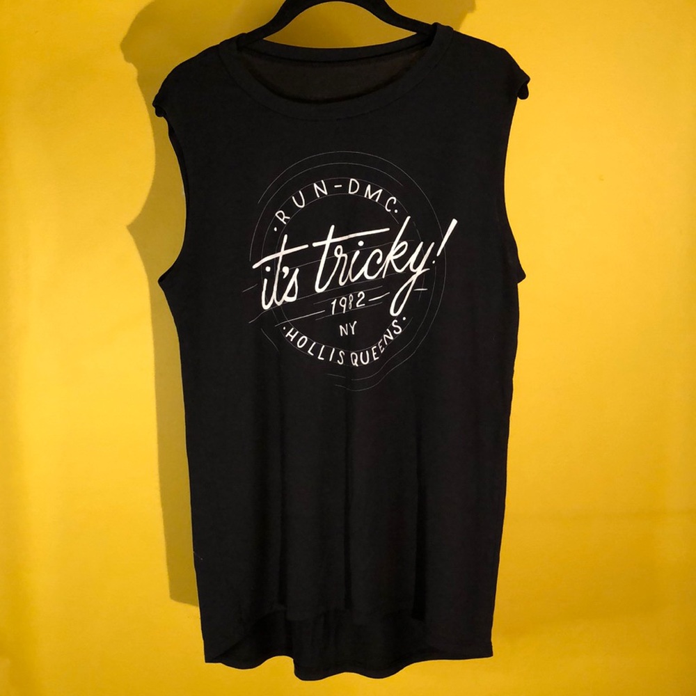Sleeveless graphic muscle tank top